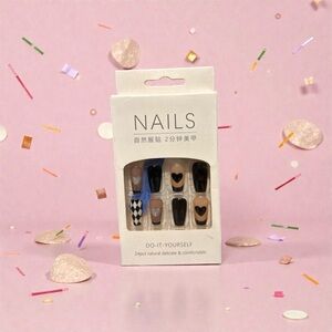 💅🏽 Press-On Nails Set with Heart Designs